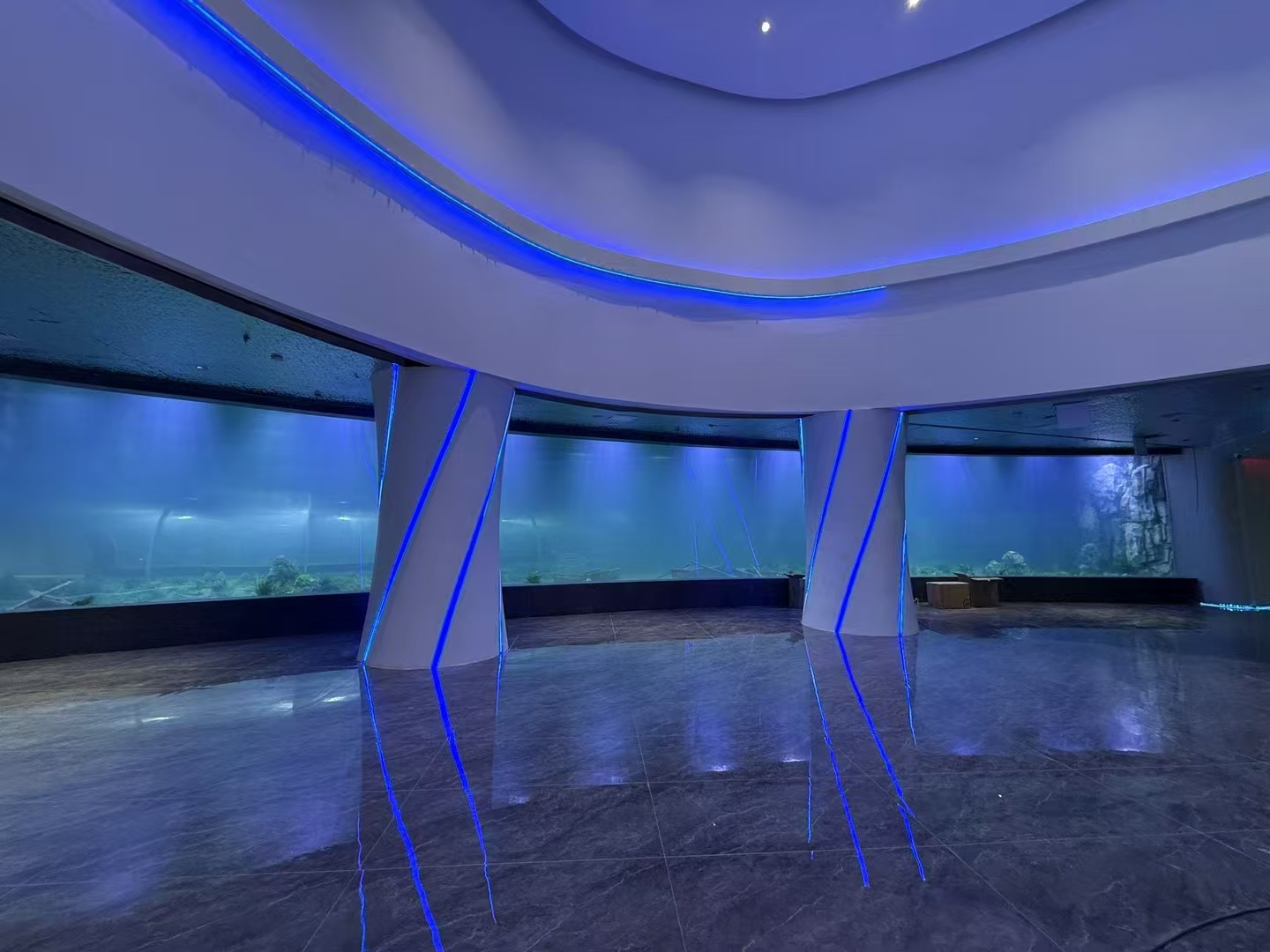 ما هي مزايا ورقة الأكريليك في نوافذ الحوض الكبيرة؟