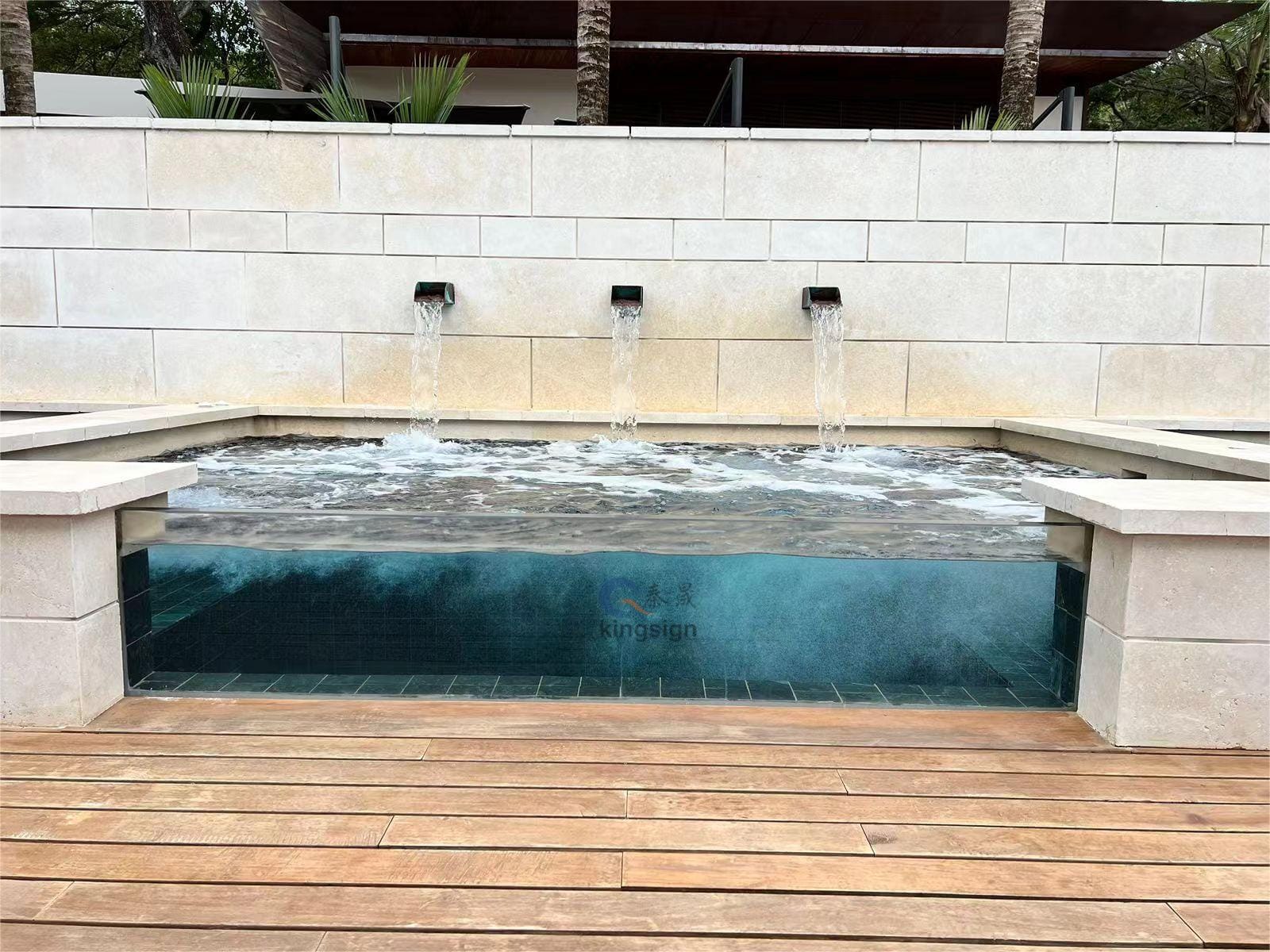 لماذا تستخدم ورقة الأكريليك بدلاً من الزجاج كنوافذ حمام السباحة؟